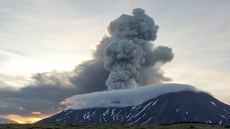 Rare Volcano Parade Lights Up Kamchatka Rare_Volcano_Parade_Lights_Up_Kamchatka