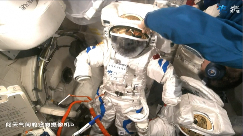 Shenzhou-20 Crew Preps Third Spacewalk with New Suits Shenzhou_20_Crew_Preps_Third_Spacewalk_with_New_Suits