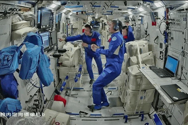 Shenzhou-20 Crew Rockets Forward with Space Experiments! Shenzhou_20_Crew_Rockets_Forward_with_Space_Experiments_