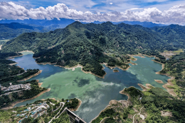 Summer Bliss at Hainan’s Wuzhishan Reservoir Summer_Bliss_at_Hainan_s_Wuzhishan_Reservoir