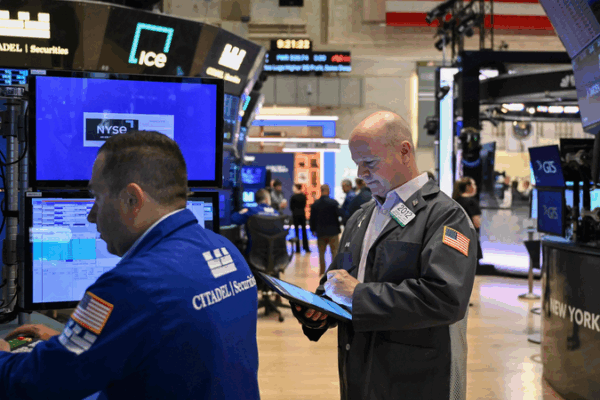 US Stocks Dip as Tariff Deadline Looms US_Stocks_Dip_as_Tariff_Deadline_Looms