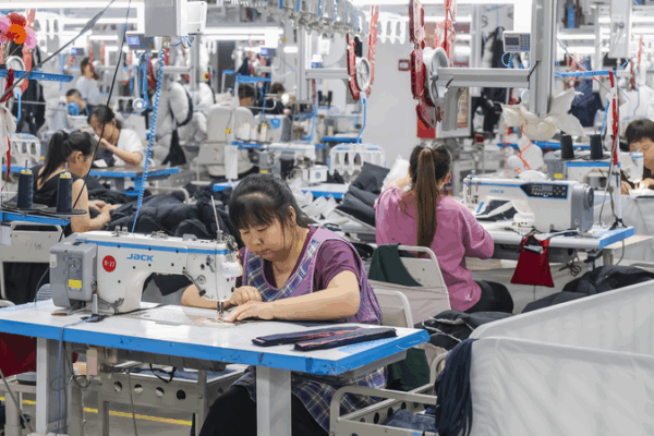 US Tariffs Hit Domestic Giants: Billions in Losses US_Tariffs_Hit_Domestic_Giants__Billions_in_Losses