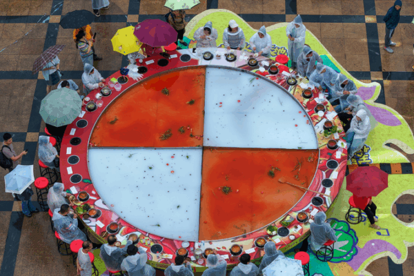 Giant Hot Pot Steals the Show at Guiyang’s Summer Food Festival 🫕🔥 Giant Hot Pot Steals the Show at Guiyang’s Summer Food Festival 🫕🔥