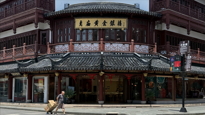 Yuyuan_Market__Where_Ming_History_Meets_Modern_Buzz