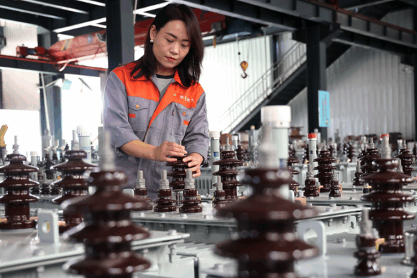 High-Tech Manufacturing Fuels Chinese Mainland’s Comeback High_Tech_Manufacturing_Fuels_Chinese_Mainland_s_Comeback
