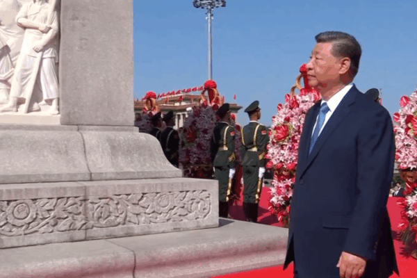 Xi Jinping Honors Heroes on Martyrs’ Day at Beijing Monument Xi Jinping Honors Heroes on Martyrs’ Day at Beijing Monument video poster