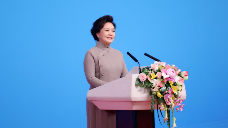 Peng_Liyuan_Urges_STEM_Education_for_Girls_at_UNESCO_Awards