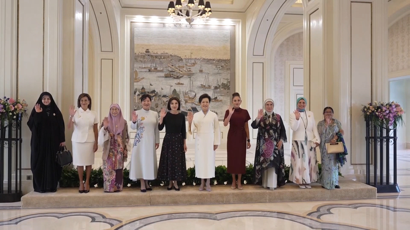 Peng Liyuan Welcomes SCO Spouses on Tianjin River Tour, Showcases Chinese Culture Peng_Liyuan_Welcomes_SCO_Spouses_on_Tianjin_River_Tour__Showcases_Chinese_Culture