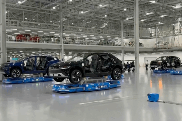 US Hyundai Plant Raid Detains 475 Workers, Mostly South Koreans US_Hyundai_Plant_Raid_Detains_475_Workers__Mostly_South_Koreans