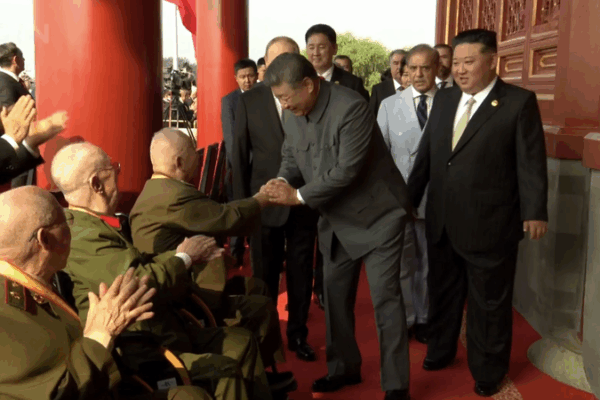 Xi Jinping Salutes Veterans at Tian’anmen Rostrum Ahead of 80th Victory Anniversary Xi_Jinping_Salutes_Veterans_at_Tian_anmen_Rostrum_Ahead_of_80th_Victory_Anniversary video poster