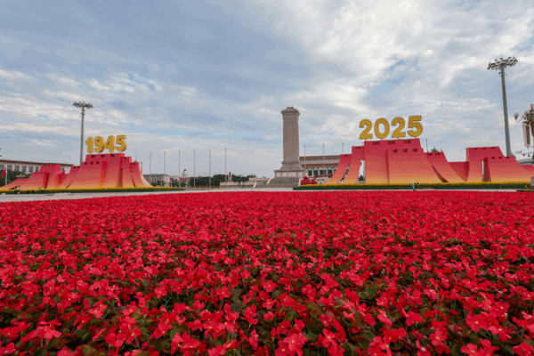 Xi_Jinping_at_Tian_anmen_Rostrum_Ahead_of_V_Day_Commemorations