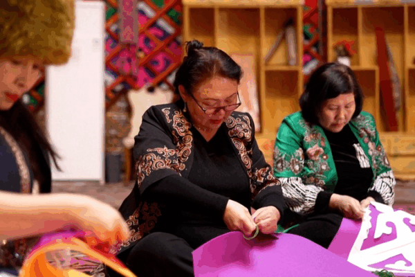Xinjiang Craftswoman Keeps Yurt Tradition Alive Xinjiang_Craftswoman_Keeps_Yurt_Tradition_Alive video poster