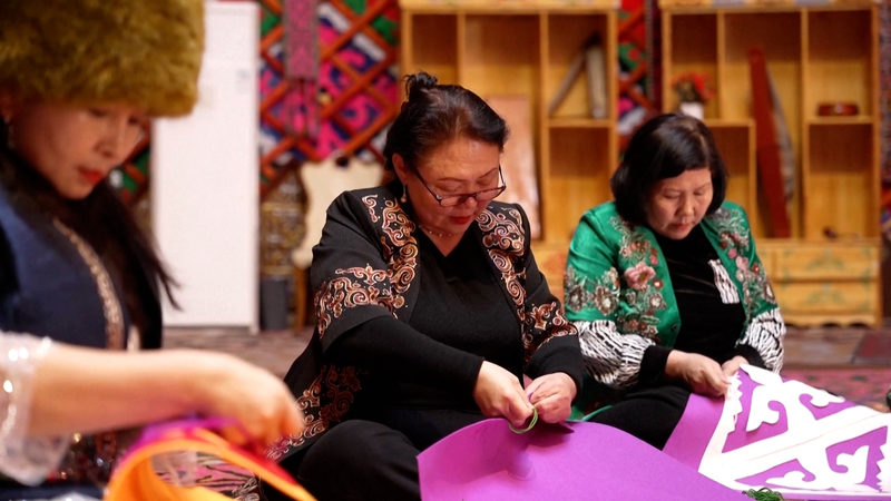 Xinjiang_Craftswoman_Keeps_Yurt_Tradition_Alive video poster