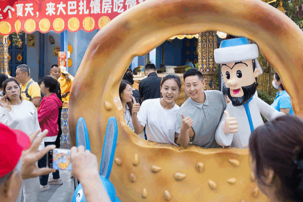 Xinjiang International Grand Bazaar Sees 200K+ Daily Visitors This Summer Xinjiang_International_Grand_Bazaar_Sees_200K__Daily_Visitors_This_Summer