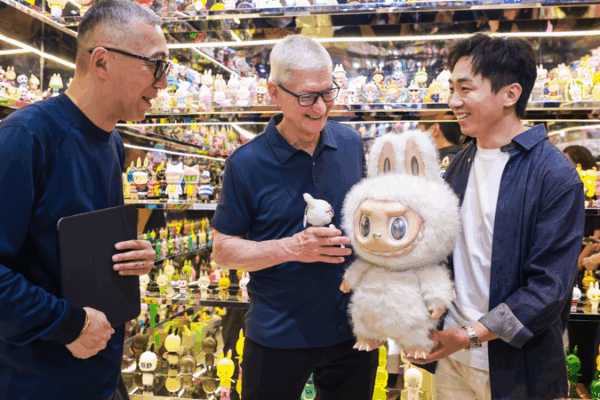Tim Cook Joins Labubu’s 10th Anniversary Exhibit in Shanghai Tim Cook Joins Labubu’s 10th Anniversary Exhibit in Shanghai