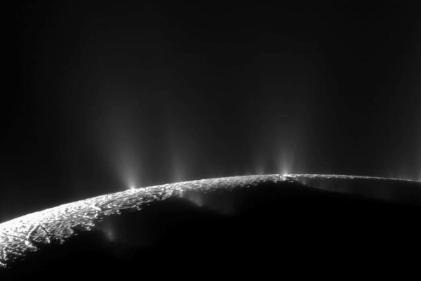 Saturn’s Moon Enceladus Reveals Ingredients for Life 🌊🧬 Saturn’s Moon Enceladus Reveals Ingredients for Life 🌊🧬