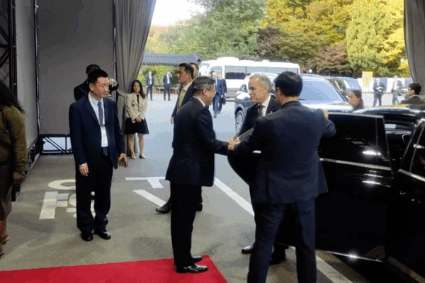 Xi Meets Canadian PM Mark Carney in Gyeongju, ROK 🤝 video poster