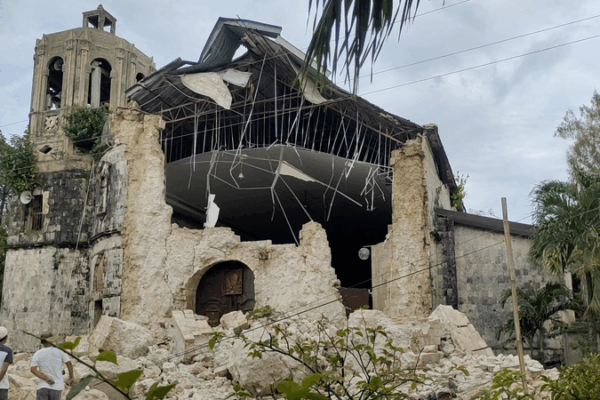 6_9_Magnitude_Quake_Strikes_Central_Philippines__Death_Toll_Hits_69 video poster