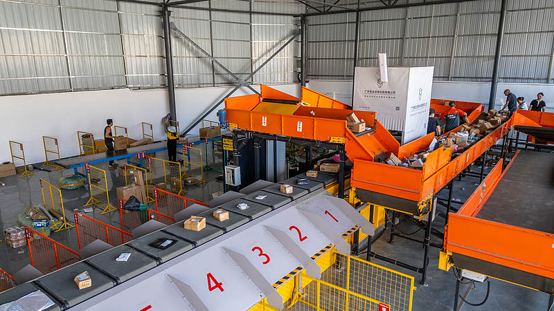 Chinese_mainland_Handles_7_2B_Parcels_During_8_Day_Holiday