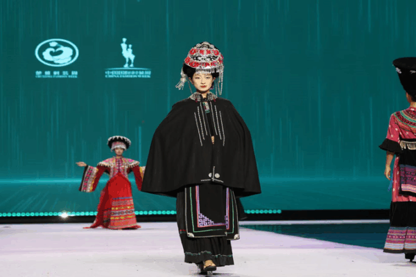 Chuxiong Fashion Week: Tradition Meets Trend in Yunnan Chuxiong_Fashion_Week__Tradition_Meets_Trend_in_Yunnan video poster