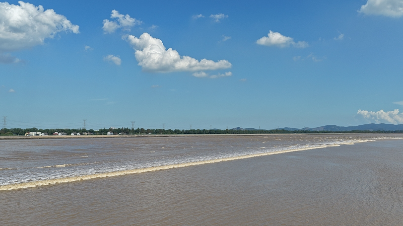 Epic 2025 Qiantang River Tidal Bore 🌊 See Nature’s Silver Wall! Epic 2025 Qiantang River Tidal Bore 🌊 See Nature’s Silver Wall! video poster