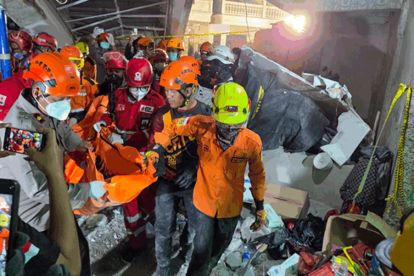 East Java School Collapse: 5 Dead, 84 Trapped Under Rubble East_Java_School_Collapse__5_Dead__84_Trapped_Under_Rubble