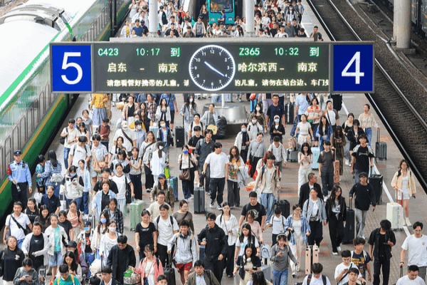 Record-Breaking Holiday Travel Rush in the Chinese Mainland 🚆✈️ Record-Breaking Holiday Travel Rush in the Chinese Mainland 🚆✈️