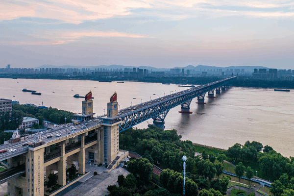 Why Nanjing’s Yangtze River Bridge Is an Engineering Marvel Why Nanjing’s Yangtze River Bridge Is an Engineering Marvel video poster