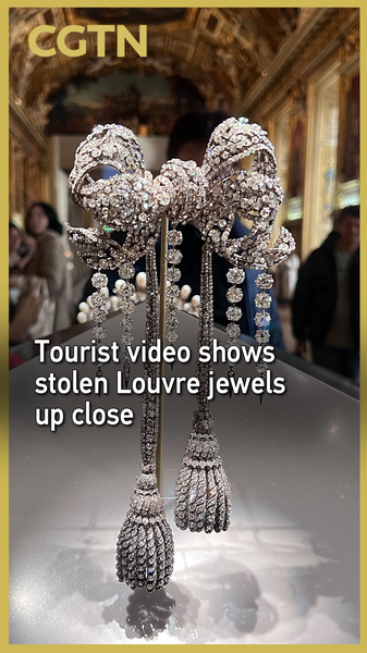 Tourist Captures Stolen Louvre Jewels in Shocking Video 📹💎 Tourist Captures Stolen Louvre Jewels in Shocking Video 📹💎 video poster