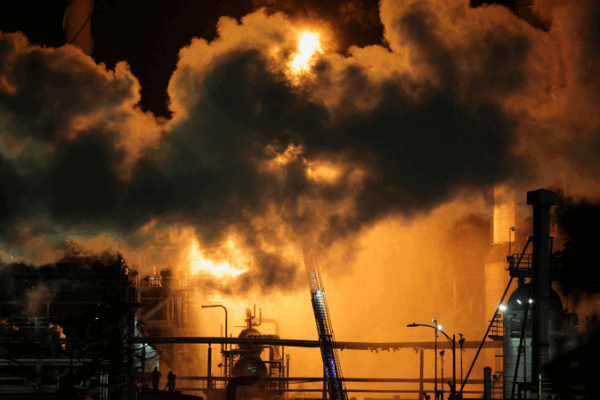 Massive Blaze at Chevron’s El Segundo Refinery in LA Massive Blaze at Chevron’s El Segundo Refinery in LA video poster