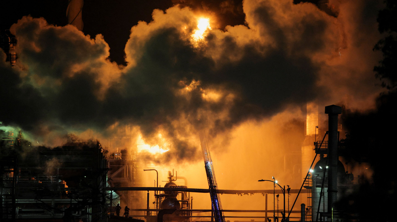 SALIGSE22CTW3R3EENYK - Namaste Headlines Massive Blaze at Chevron’s El Segundo Refinery in LA video poster