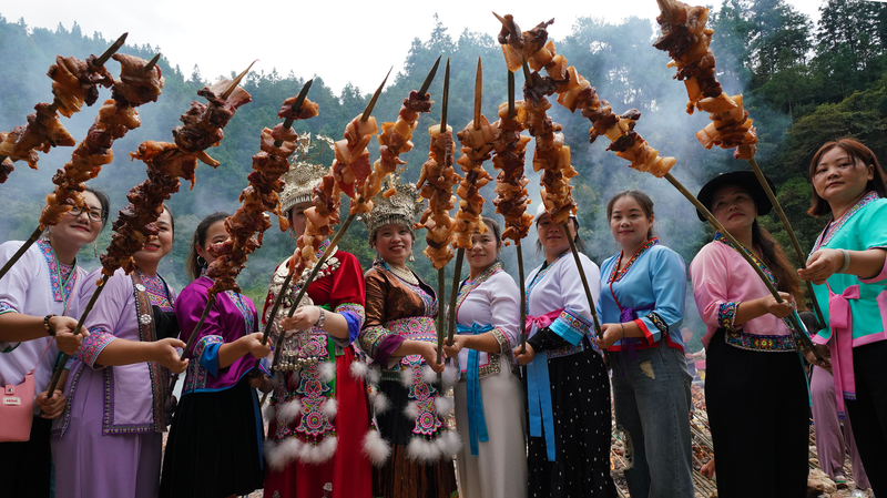 Sizzling BBQ Feast Lights Up Guizhou Village Holiday Sizzling_BBQ_Feast_Lights_Up_Guizhou_Village_Holiday