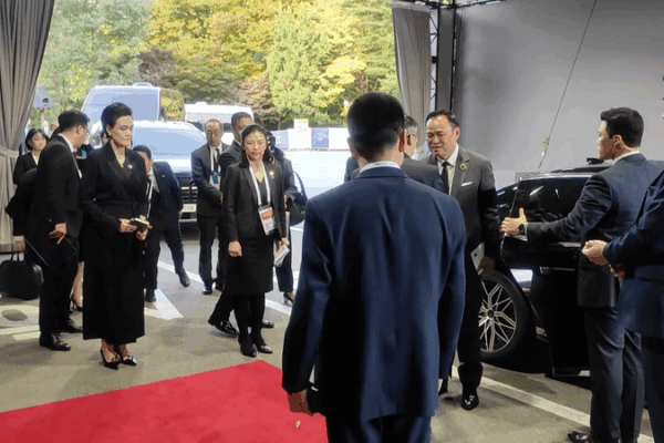 Thai PM Anutin Lands in Gyeongju for Talks with Xi Jinping Thai_PM_Anutin_Lands_in_Gyeongju_for_Talks_with_Xi_Jinping video poster