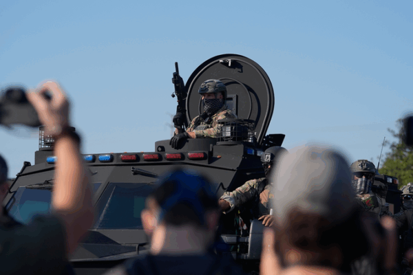 US Agent Shoots Chicago Motorist as Judge Blocks Troops in Portland US_Agent_Shoots_Chicago_Motorist_as_Judge_Blocks_Troops_in_Portland