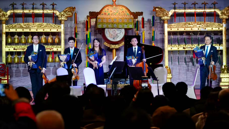 Temple of Heaven Harmonizes East-West Classics 🎶