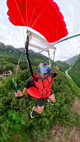 Wingsuit_Pro_Zhang_Shupeng_Flies_Off_World_s_Tallest_Bridge video poster