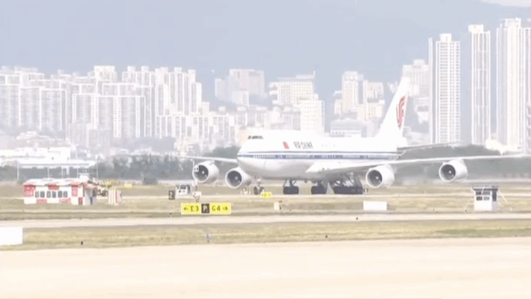 Xi_Jinping_Lands_in_Busan_Ahead_of_32nd_APEC_Meeting video poster