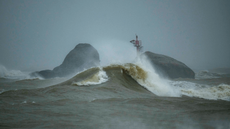 Yellow_Alert_Issued_as_Typhoon_Fengshen_Heads_to_Southern_China