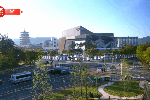 Xi Jinping Takes the Stage at APEC Session II in Gyeongju 🌏 video poster