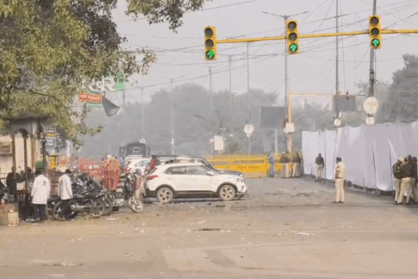 Deadly_Car_Blast_near_Red_Fort_in_New_Delhi_Kills_13 video poster