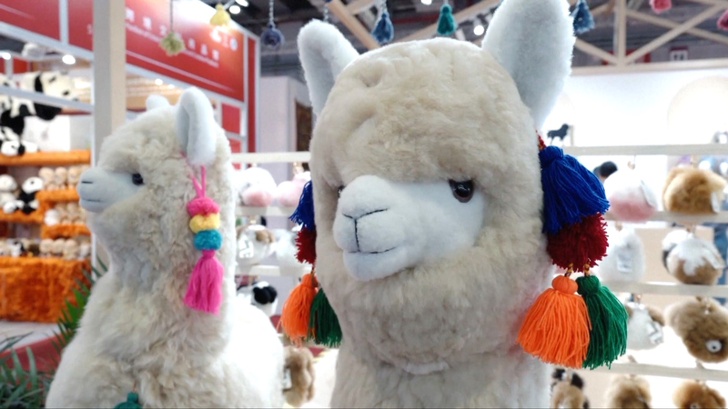 Fluffy_Peruvian_Alpaca_Dolls_Shine_at_CIIE_Shanghai video poster