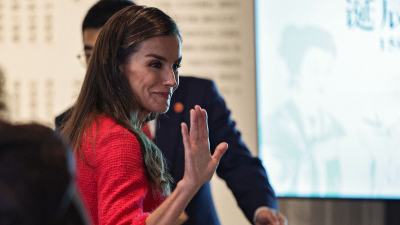 East Meets West: Poetry Fusion at Chengdu’s Wangjiang Tower Park