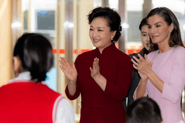 Peng_Liyuan___Queen_Letizia_Visit_Beijing_s_Disability_Service_Center video poster