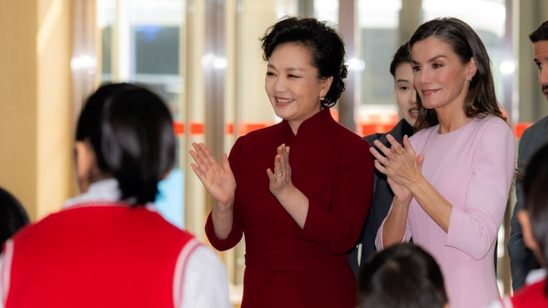 Peng_Liyuan___Queen_Letizia_Visit_Beijing_s_Disability_Service_Center_poster - Namaste Headlines Peng_Liyuan___Queen_Letizia_Visit_Beijing_s_Disability_Service_Center video poster