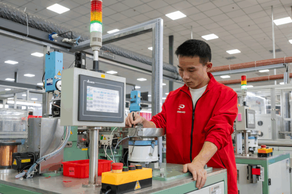 High-Tech Manufacturing Fuels Chinese Mainland’s Industrial Surge 🚀
