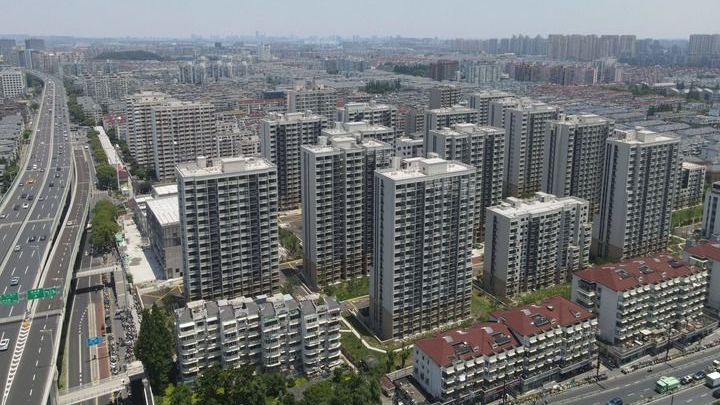 Shanghai_Waves_Goodbye_to_Chamber_Pots_in_Urban_Makeover