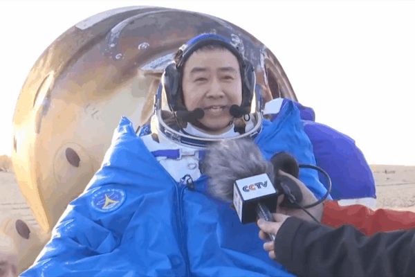 Shenzhou_20_s_Chen_Dong_First_to_Exit_Shenzhou_21_Return_Capsule video poster