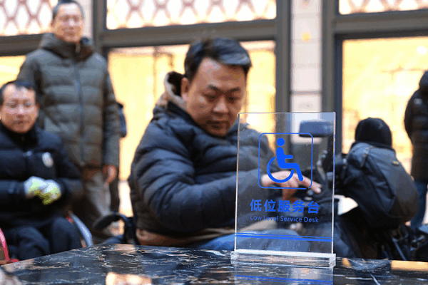 Peng Liyuan and Queen Letizia’s Uplifting Visit to Beijing Disability Center