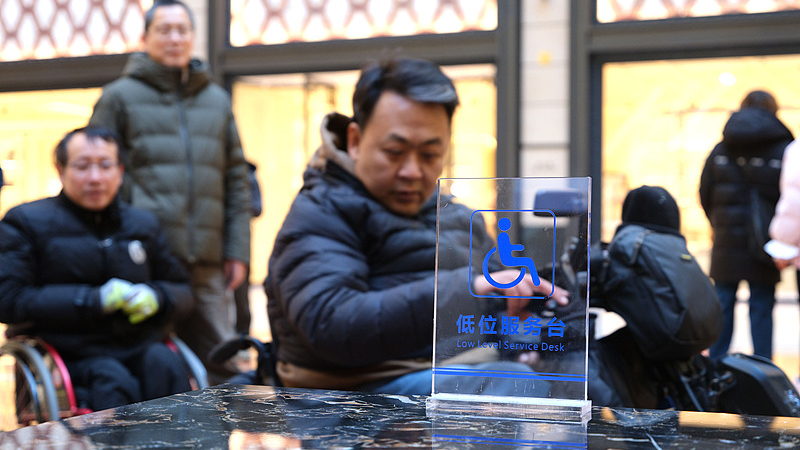 Peng Liyuan and Queen Letizia’s Uplifting Visit to Beijing Disability Center