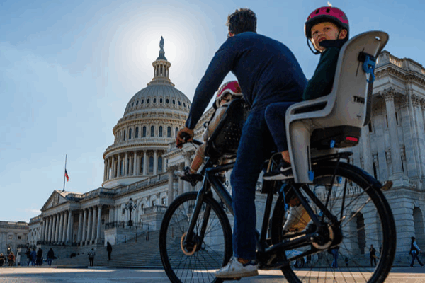 US_Shutdown_Threatens_Q4_Growth_and_Holiday_Travel_Chaos